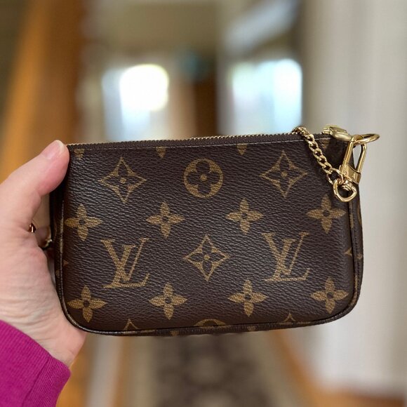 Louis Vuitton Mini Pochette Monogram - Authentic - Picture 11 of 17